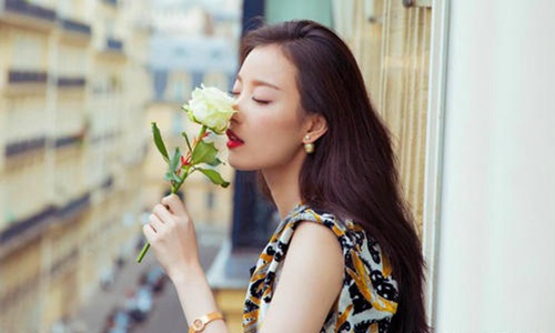 倪妮拎着高跟鞋下班引热议 倪妮生图曝光气场十足堪称气质女神