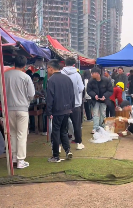 四川大学生组团去工地吃饭：13块随便吃 好吃又实惠
