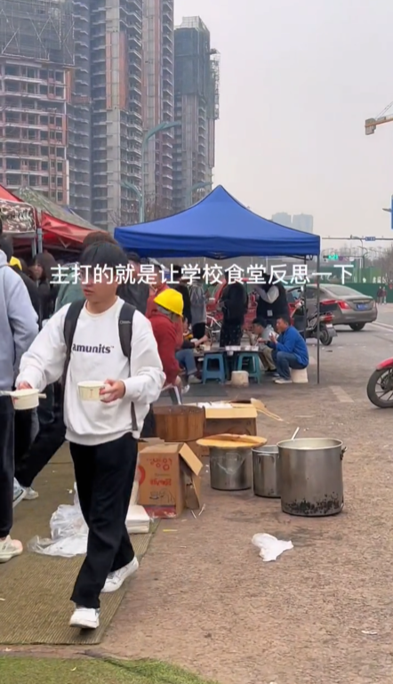 四川大学生组团去工地吃饭：13块随便吃 好吃又实惠