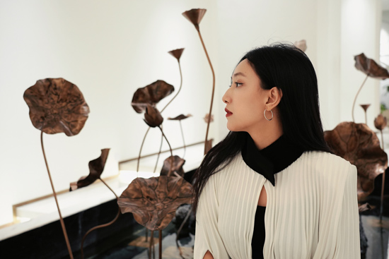 阿吉太组合女主唱迪莫黑白反差写真尽显双生氛围感