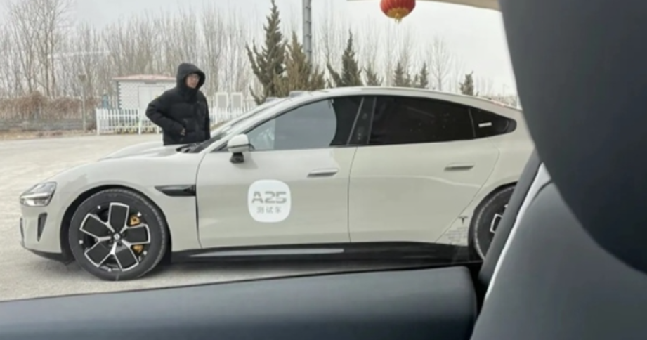 网友在高速服务区偶遇雷军：亲自试驾测试小米SU7