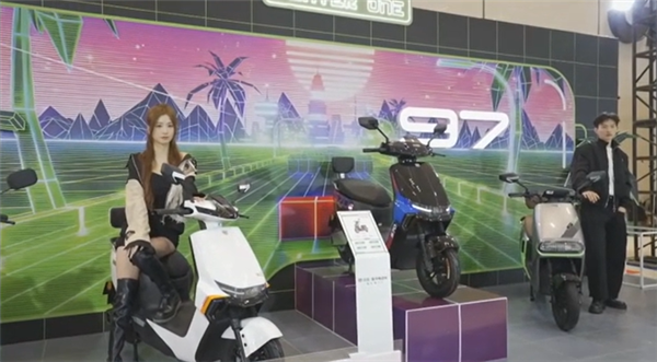 3499元起 绿源液冷伍伍旗舰S70发布：石墨烯电池能跑120km