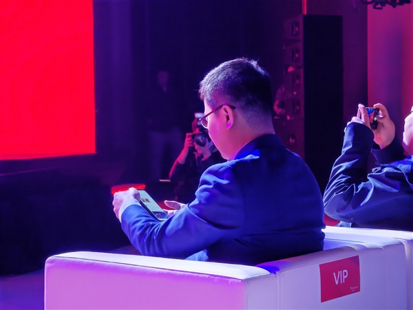 卢伟冰现身高通发布会！Redmi全球首发第二代骁龙7 