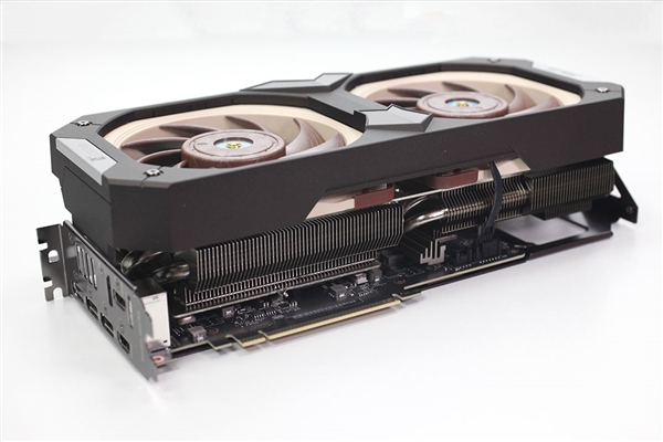 4.3槽庞然巨物！华硕猫头鹰版RTX 4080来了：噪音/温度喜人