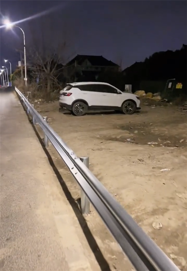 男子车停路边去吃烧烤回来已装护栏 后续：花了大几百终于出来了