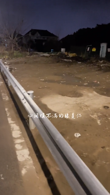 男子车停路边去吃烧烤回来已装护栏 后续：花了大几百终于出来了