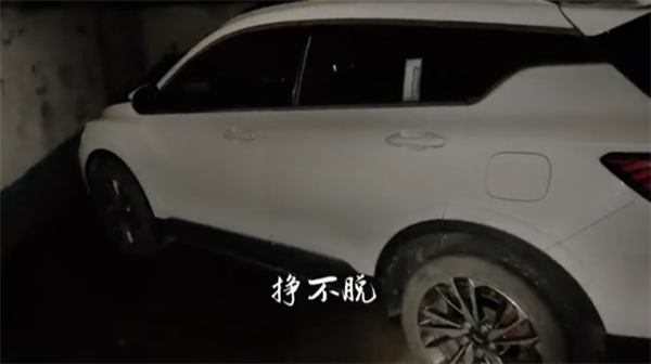 男子车停路边去吃烧烤回来已装护栏 后续：花了大几百终于出来了
