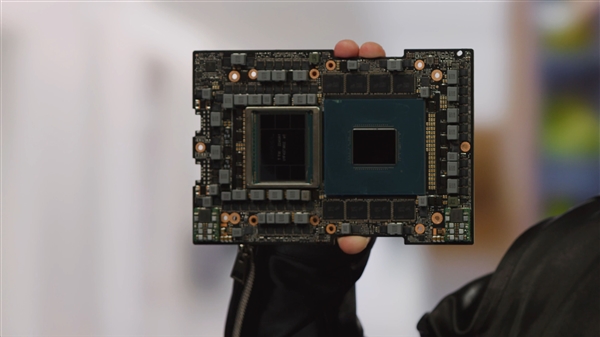 黄仁勋亲手拿出CPU GPU超级芯片！发布一年了 还是个PPT