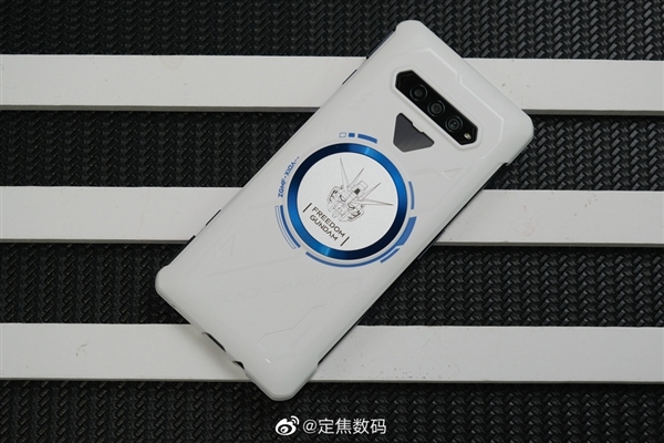 联名高达！ROG游戏手机7系列来了：二代骁龙8 6000mAh电池