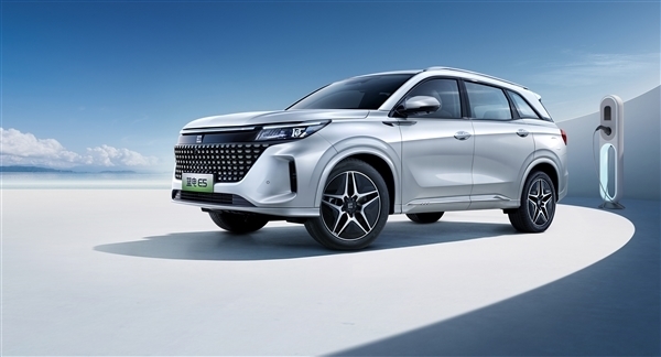 13.99万起 赛力斯蓝电E5上市：集成比亚迪DM-i、华为HiCar3.0