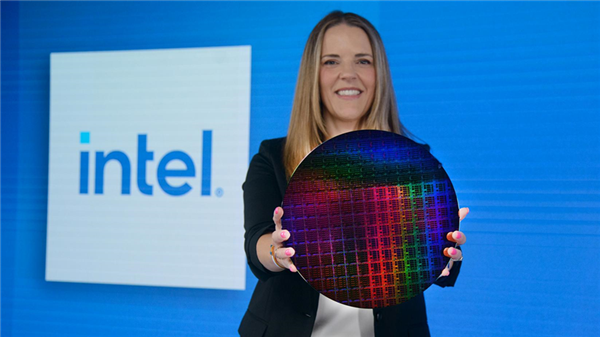 Intel首秀第五代至强CPU：60 核心？性能极高！