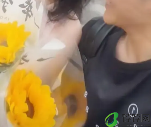 去年牵手跑出考场的情侣后续来了 男生选择了复读 女生手捧鲜花在考点外迎接！