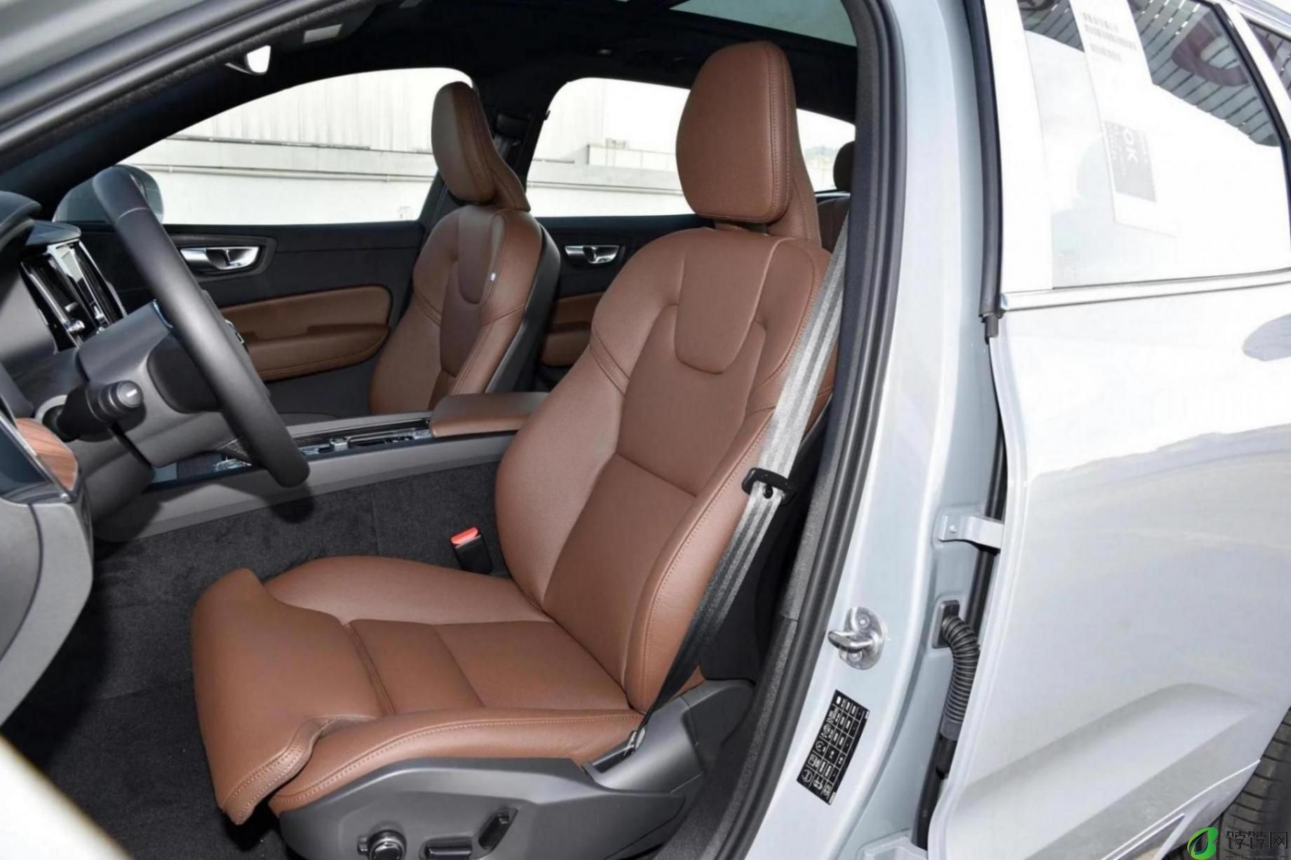 2025款沃尔沃XC60上市,上调发动机扭矩,售价39.69-42.59万元