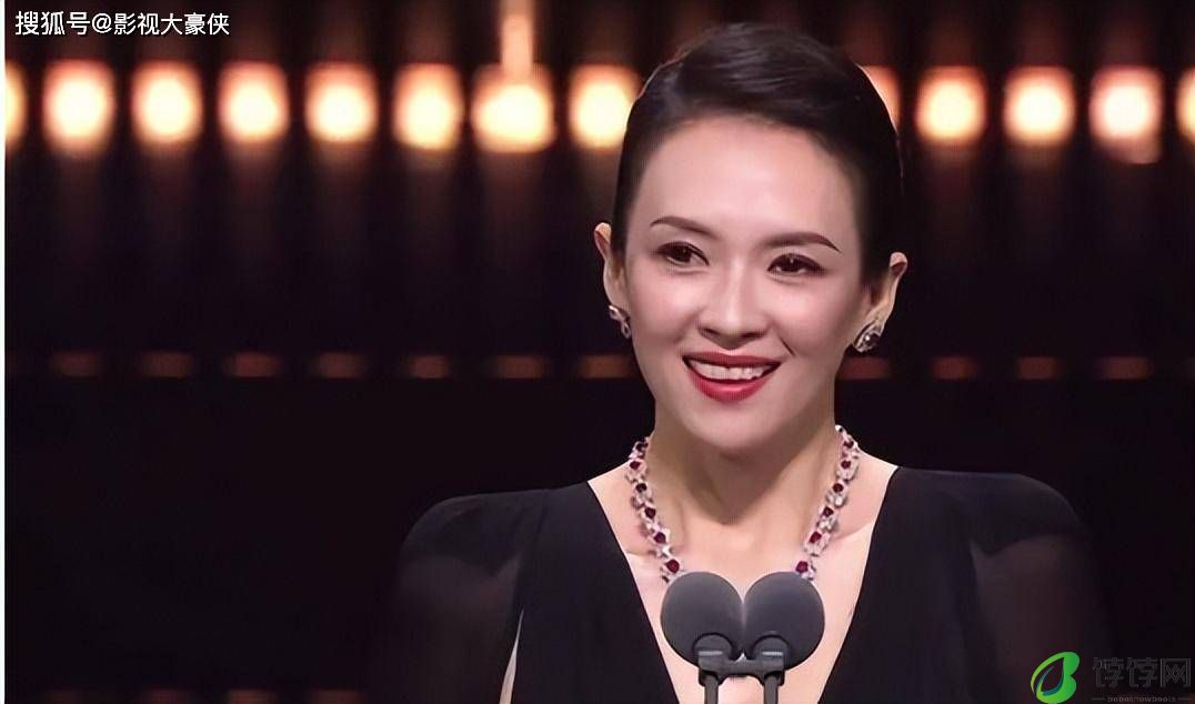 章子怡哽咽致谢张艺谋，张艺谋鞠躬回应！章子怡变柔软了，她老了-月光资讯网