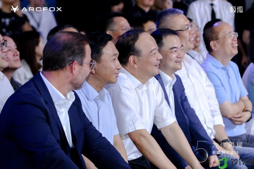 极狐阿尔法S5上市即交付!北汽+宁德时代+麦格纳三巨头合体献真心