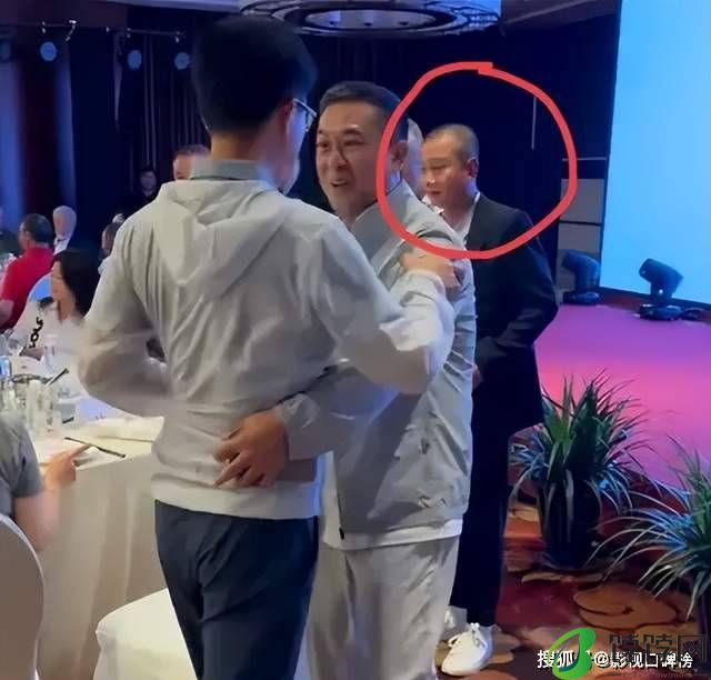 文章参加陕西同乡宴，憔悴沧桑似老头，网友称感叹他变得唯唯诺诺-月光资讯网