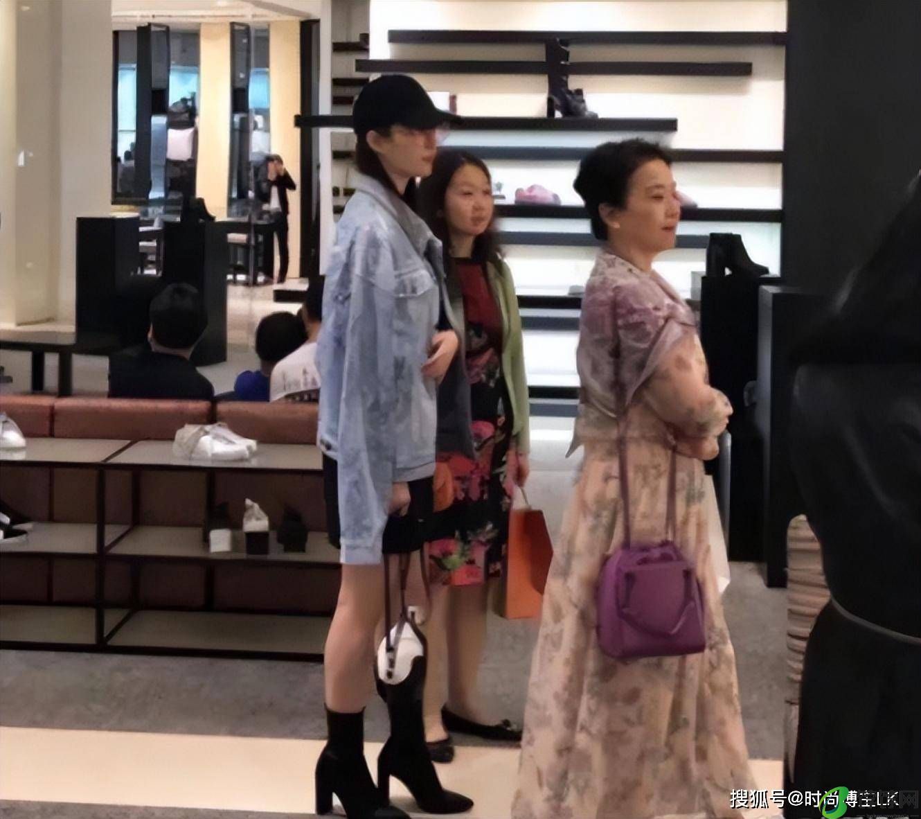 刘亦菲早年跟小姨合影，小姨比妈妈还漂亮，而且全是纯天然！-月光资讯网