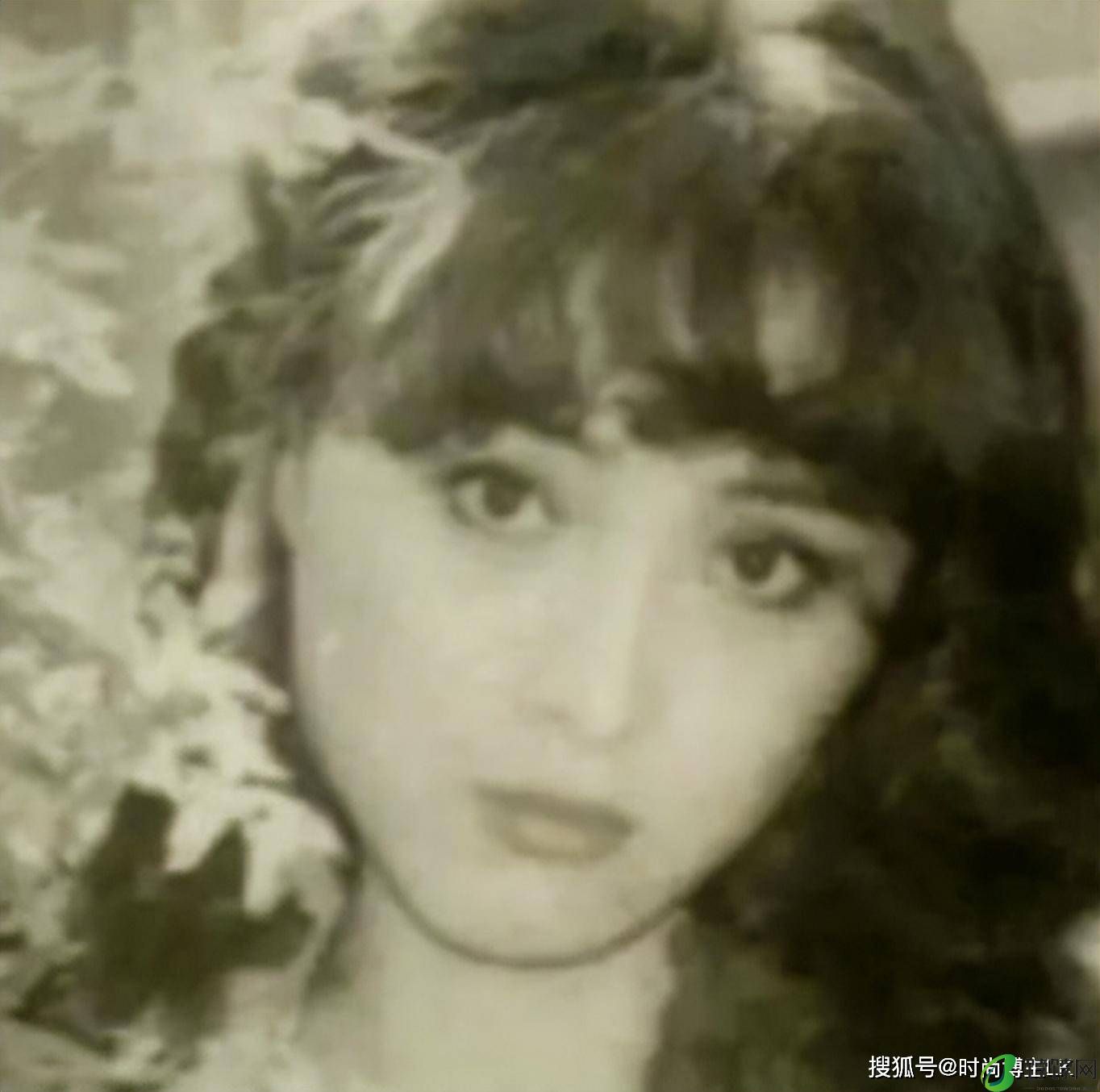 刘亦菲早年跟小姨合影，小姨比妈妈还漂亮，而且全是纯天然！-月光资讯网