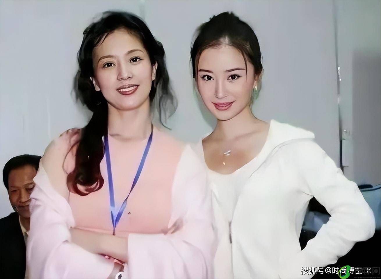 刘亦菲早年跟小姨合影，小姨比妈妈还漂亮，而且全是纯天然！-月光资讯网