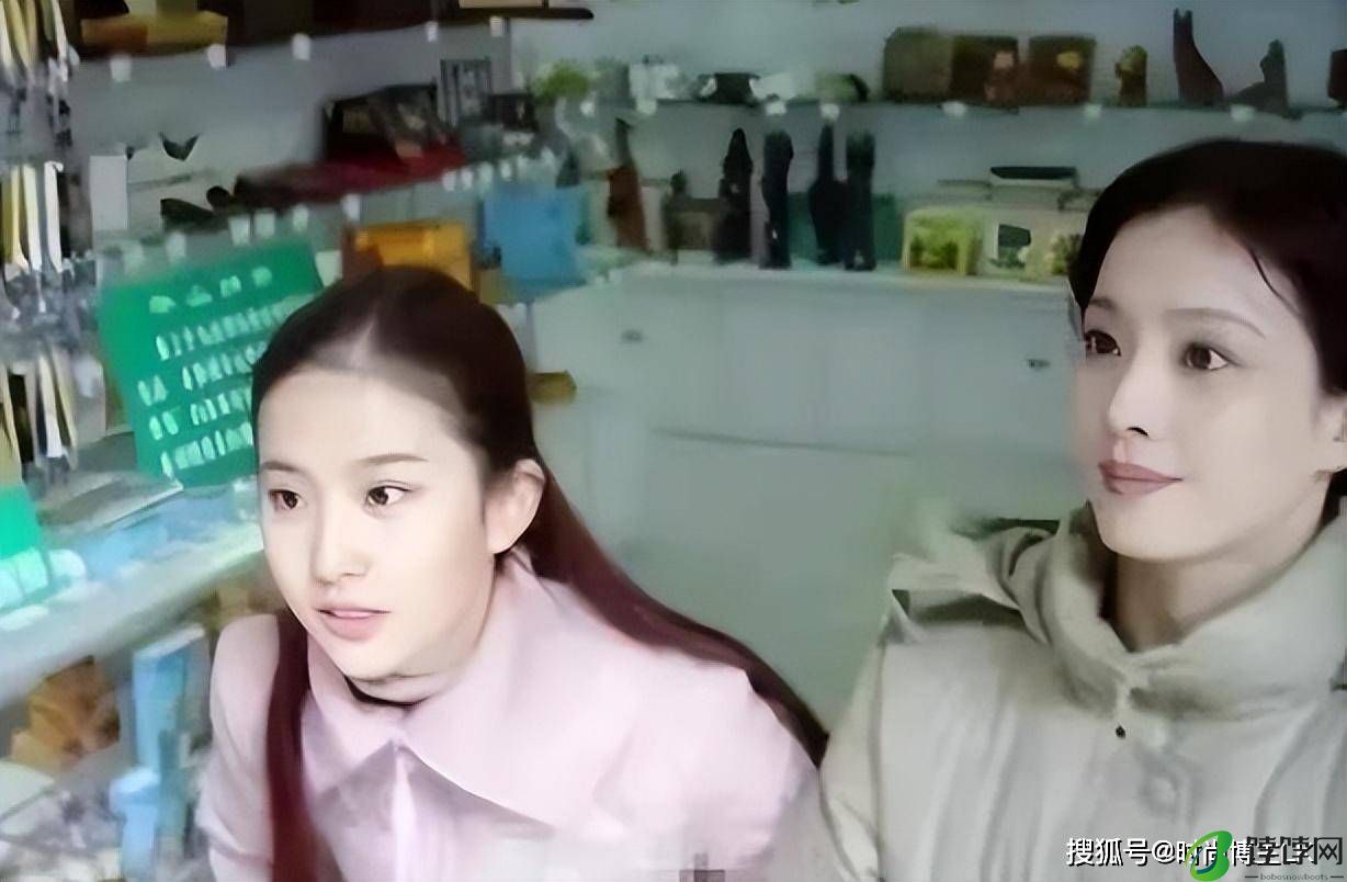 刘亦菲早年跟小姨合影，小姨比妈妈还漂亮，而且全是纯天然！-月光资讯网