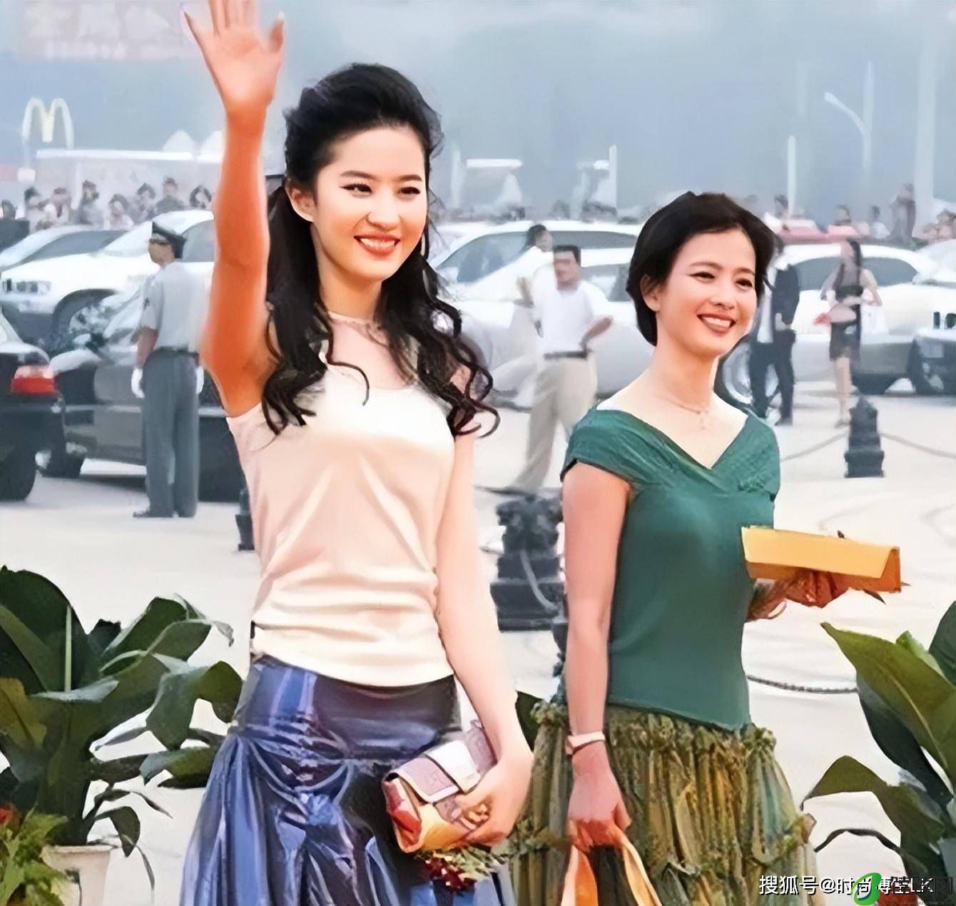 刘亦菲早年跟小姨合影，小姨比妈妈还漂亮，而且全是纯天然！-月光资讯网
