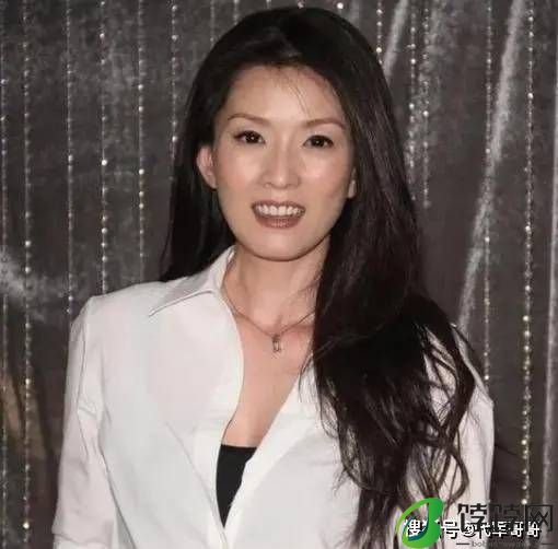 她18岁“一脱”成名，三段感情终是没结果，如今54岁依然单身-月光资讯网