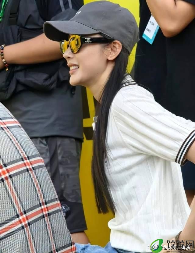 章子怡带儿子工作秀小蛮腰，暴露肚皮松弛，妊娠纹明显-月光资讯网