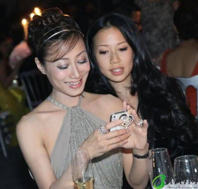 香港第一代名媛，四次结婚四次离婚，亲生女儿与继母林青霞关系更好-月光资讯网