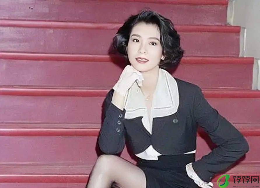 58岁香港知名女星风韵犹存，艳压一代性感女神，多次被曝与小鲜肉暧昧-月光资讯网