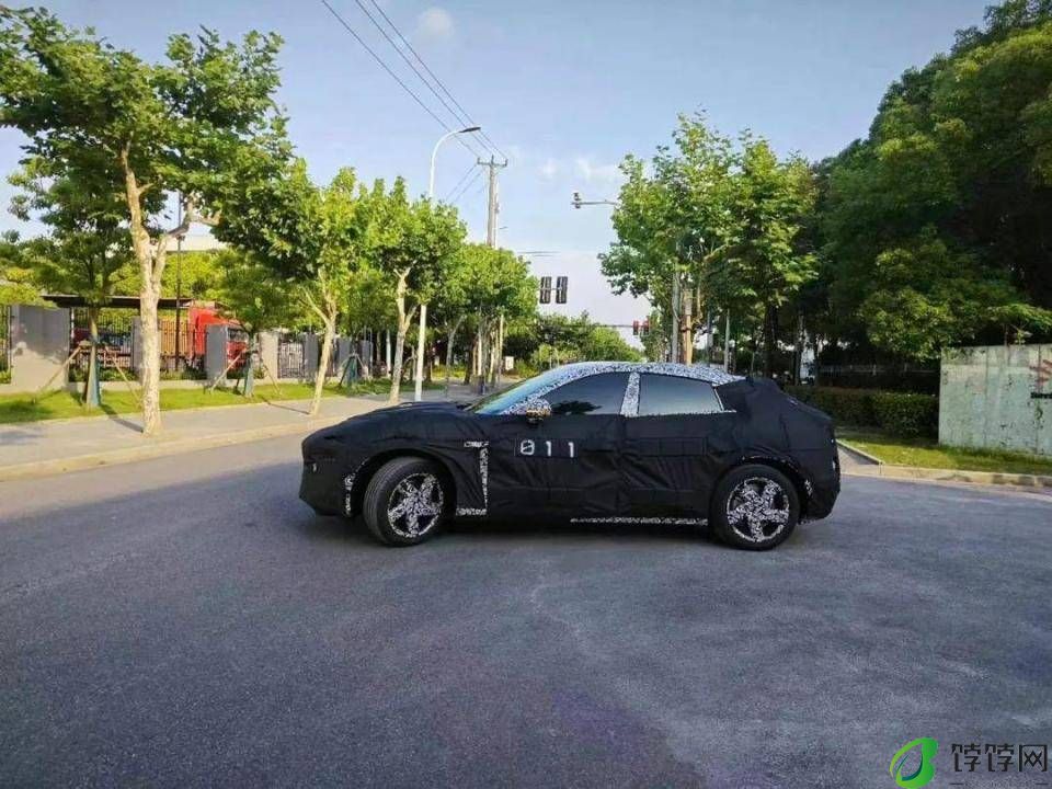 轿车撞脸保时捷，SUV颇像法拉利，对小米汽车不服不行