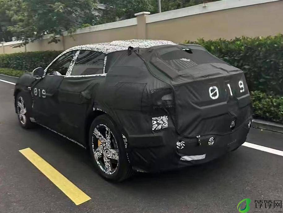 轿车撞脸保时捷，SUV颇像法拉利，对小米汽车不服不行