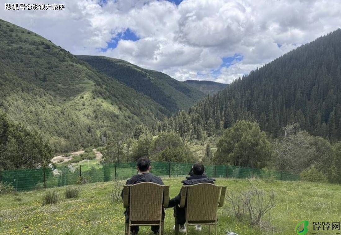 李连杰到海拔4000米高山修行，62岁利智同行，夫妻牵手修行好恩爱-月光资讯网
