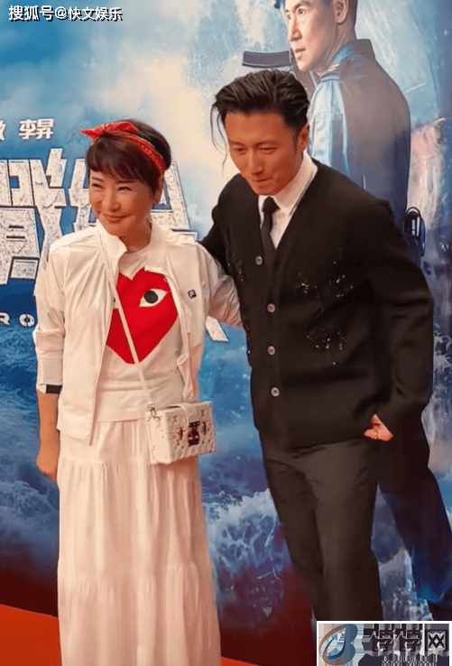 44岁谢霆锋和妈妈罕见同框！73岁狄波拉状态年轻，母子合影似姐弟-月光资讯网