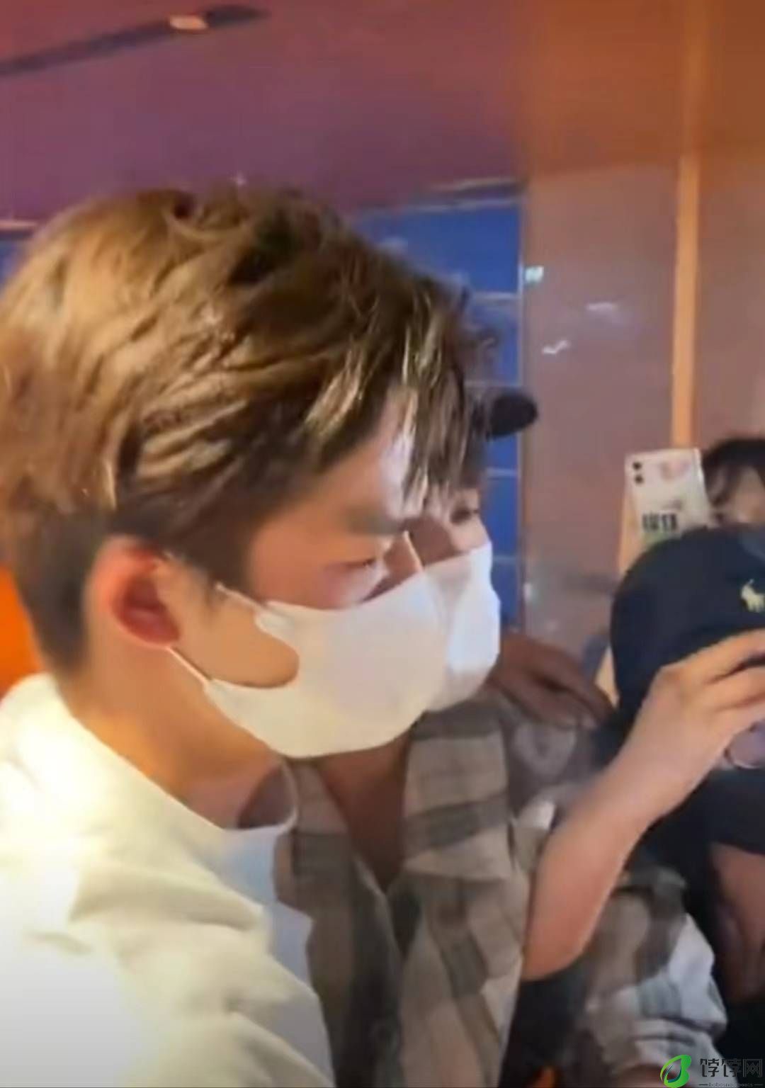 王星越和梁永棋喝醉后互相搀扶 被粉丝尾随至车库拍照-月光资讯网