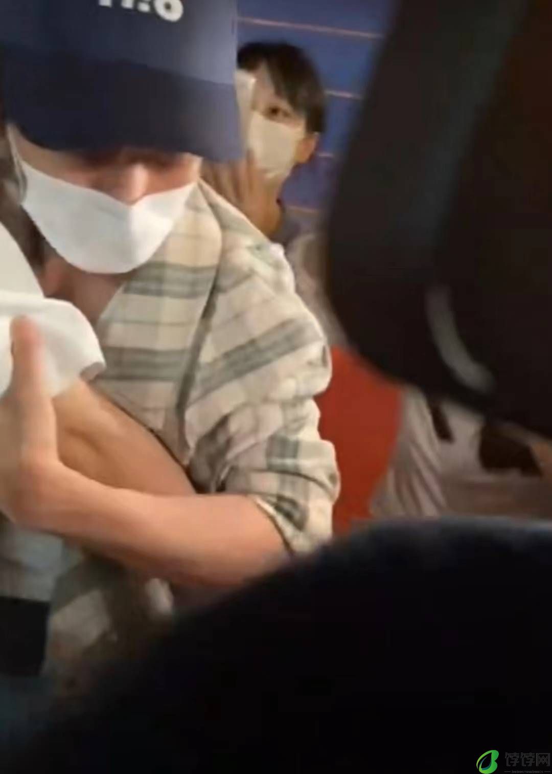 王星越和梁永棋喝醉后互相搀扶 被粉丝尾随至车库拍照-月光资讯网