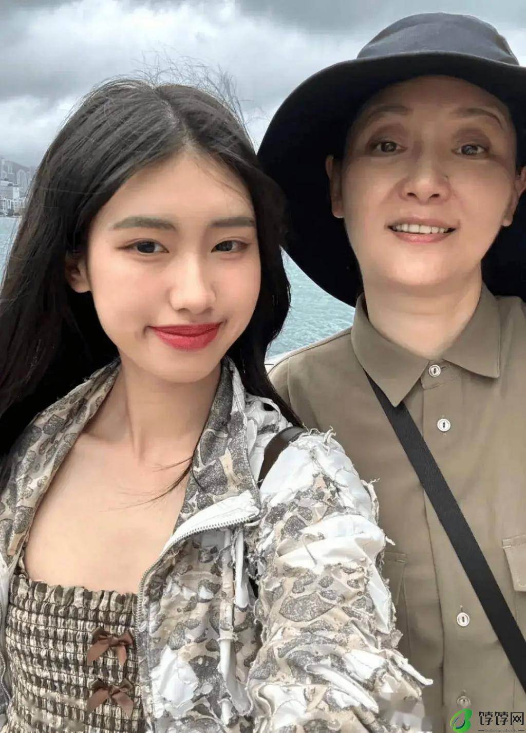 冯小刚养女徐朵晒度假照 56岁徐帆素颜出镜-月光资讯网