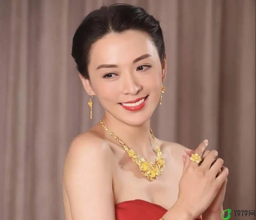 50岁TVB知名女星穿泳装出镜，腰间零赘肉，网友大赞：身材不输20岁少女-月光资讯网