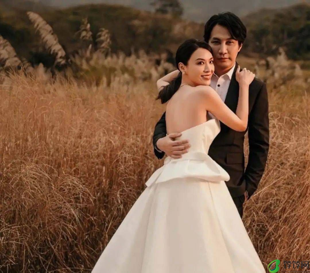 50岁TVB知名女星穿泳装出镜，腰间零赘肉，网友大赞：身材不输20岁少女-月光资讯网