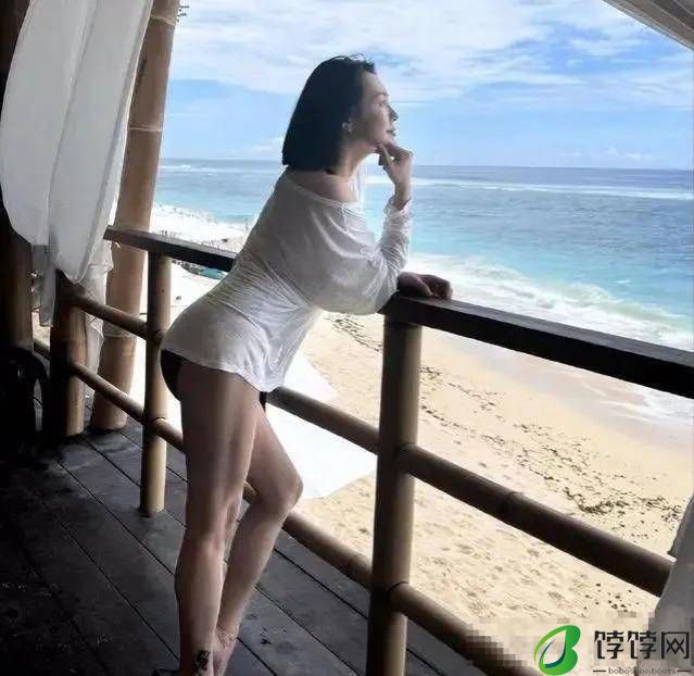 45岁小S罕晒泳装照，直言有点肉还挺性感，辣妈身材完美-月光资讯网