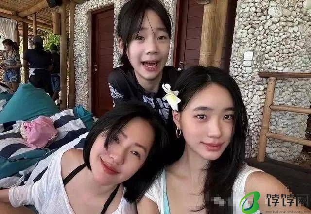 45岁小S罕晒泳装照，直言有点肉还挺性感，辣妈身材完美-月光资讯网