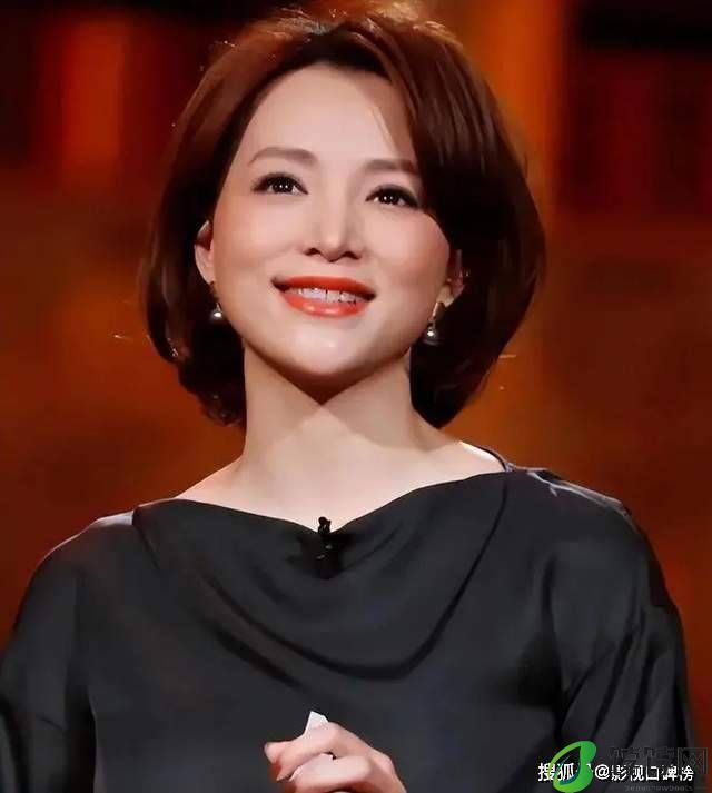 知名主持人董卿复出主持节目，最新的工作照曝光，依然优雅大方-月光资讯网