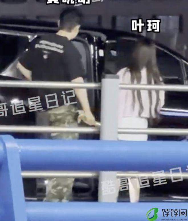 黄晓明拿金爵奖后，获新女友叶珂送鲜花庆祝，久违同框-月光资讯网