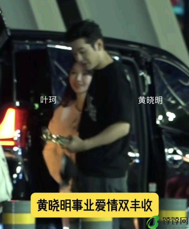 黄晓明拿金爵奖后，获新女友叶珂送鲜花庆祝，久违同框-月光资讯网