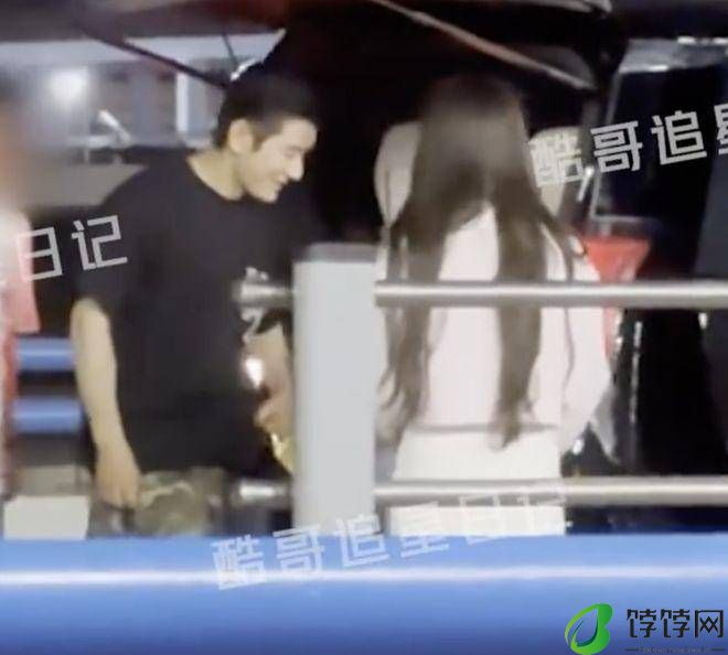 黄晓明拿金爵奖后，获新女友叶珂送鲜花庆祝，久违同框-月光资讯网