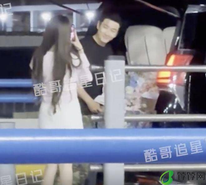 黄晓明拿金爵奖后，获新女友叶珂送鲜花庆祝，久违同框-月光资讯网