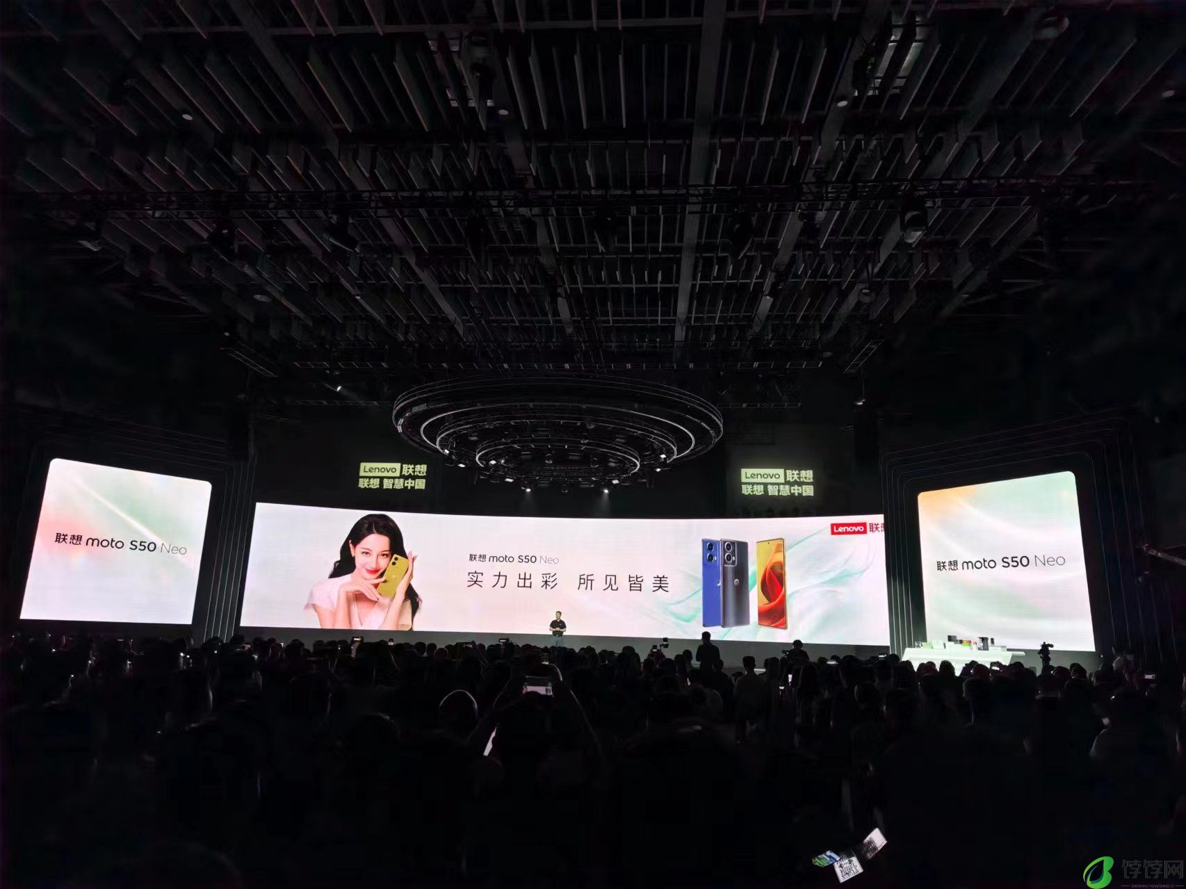moto razr 50正式发布：时尚多彩AI加持 售价3699元起