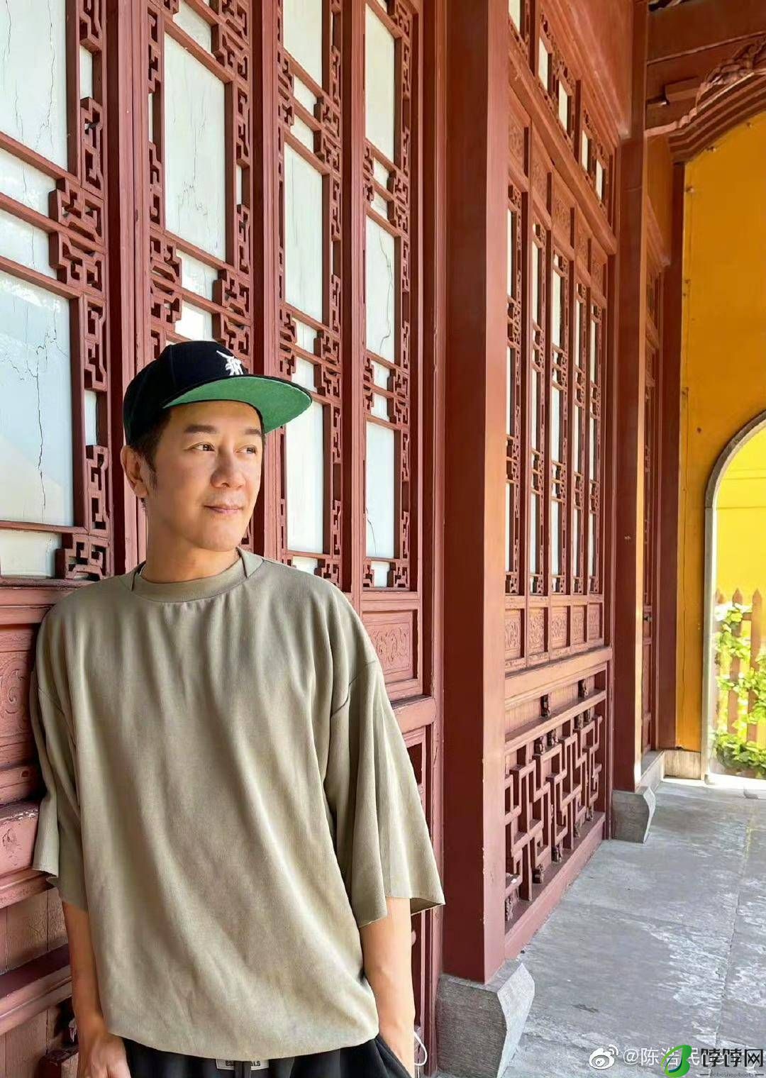 段誉和虚竹罕见合体！陈浩民与樊少皇聚会，后者手臂肌肉吸睛-月光资讯网