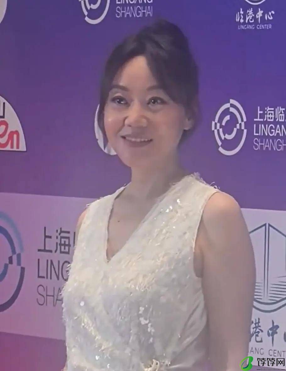 上海这一夜，唐嫣礼服凸显细腰，闫妮苹果肌瞩目，赵昭仪发型敷衍-月光资讯网