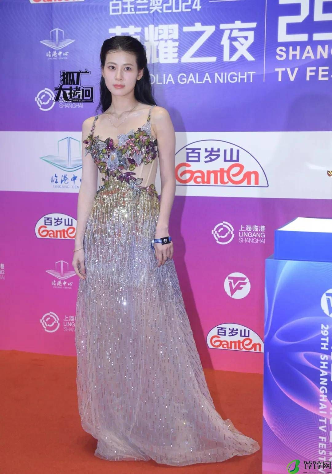 上海这一夜，唐嫣礼服凸显细腰，闫妮苹果肌瞩目，赵昭仪发型敷衍-月光资讯网