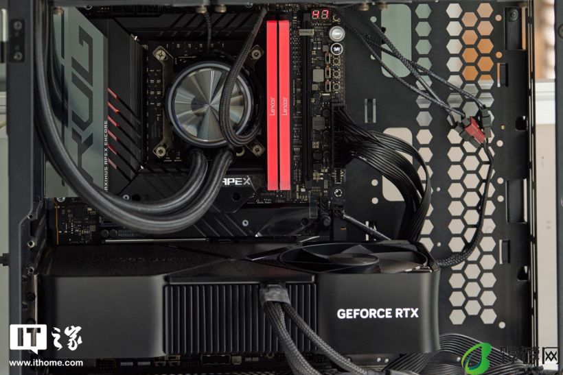 雷克沙战神之翼 ARES RGB DDR5 8000 内存图赏：炫彩白翼支持 RGB